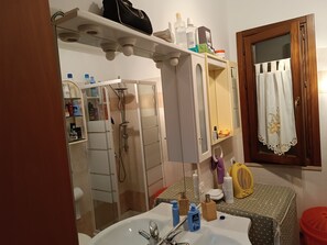 Dusche, Haartrockner, Bidet, Handtücher