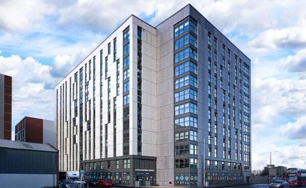 Vista frontal de la propiedad