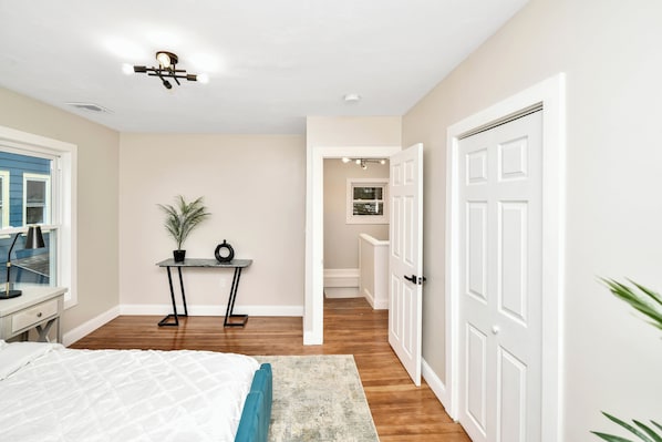 4 bedrooms, iron/ironing board, WiFi, bed sheets