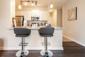 Fridge, microwave, oven, stovetop - Stylish 1BR APT Inman Park, on the Beltline - Free Parking - EV charger - Pool (Atlanta)