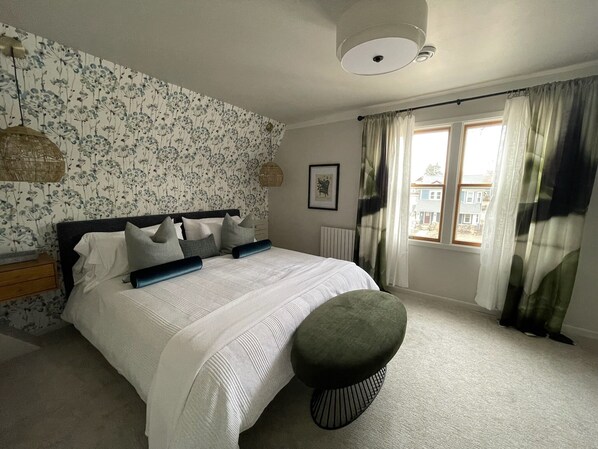 3 bedrooms, desk, iron/ironing board, travel cot