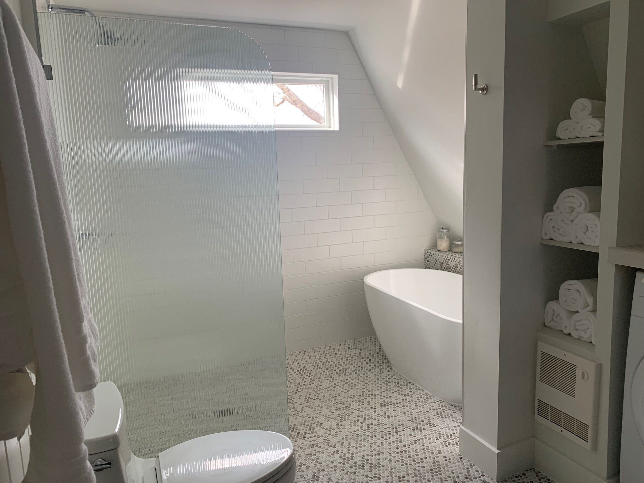 Douche, sèche-cheveux, serviettes fournies, savon