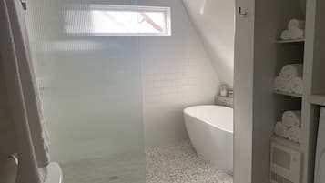 Douche, sĂšche-cheveux, serviettes fournies, savon