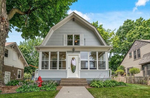 Heron House - Elevated Vintage Downtown Victoria