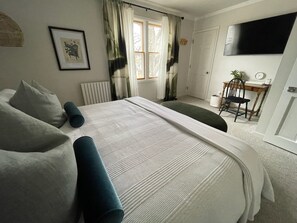 3 bedrooms, desk, iron/ironing board, travel cot