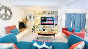 Living area - Sea-la-Vie Retreat: Parking Included & Fire Pit (San Diego)