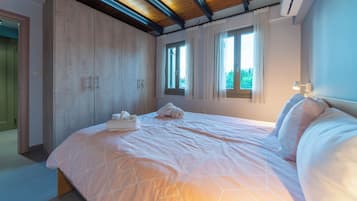 3 bedrooms, iron/ironing board, WiFi (free), bed sheets