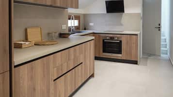 Apartamento panorâmico, 2 quartos | Cozinha privada | Geladeira grande, micro-ondas, fogão, lava-louças