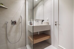 Superior Apartment, Garden View | Bathroom | Shower, rainfall showerhead, free toiletries, hair dryer - Plaka House - Boutique Apartments (Athens)