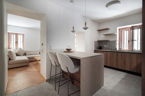 Lägenhet Superior - utsikt mot innergården | Eget kök | Stort kylskåp, mikrovågsugn, ugn och diskmaskin