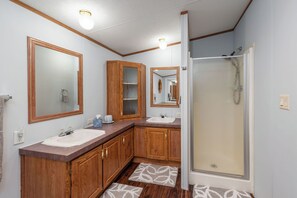 Hair dryer, towels, soap, shampoo - Cozy 3-bedroom house in enjoyable Long Neck Delaware, By the Indian River bay (Millsboro)