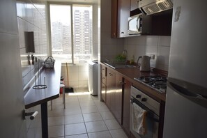 Appartamento familiare, letti multipli, vasca da bagno, vista città | Cucina privata | Frigorifero con congelatore, microonde, forno, piano cottura