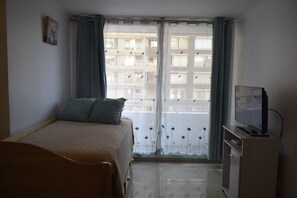 Deluxe Apartment, Multiple Beds, Bathtub, Garden View | Living area | 42-inch LED TV with cable channels - A&G Apart Hotel   (Santiago)