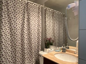Appartamento Standard, letti multipli, non fumatori, angolo cottura | Bagno | Combinazione doccia/vasca, asciugacapelli, asciugamani, sapone