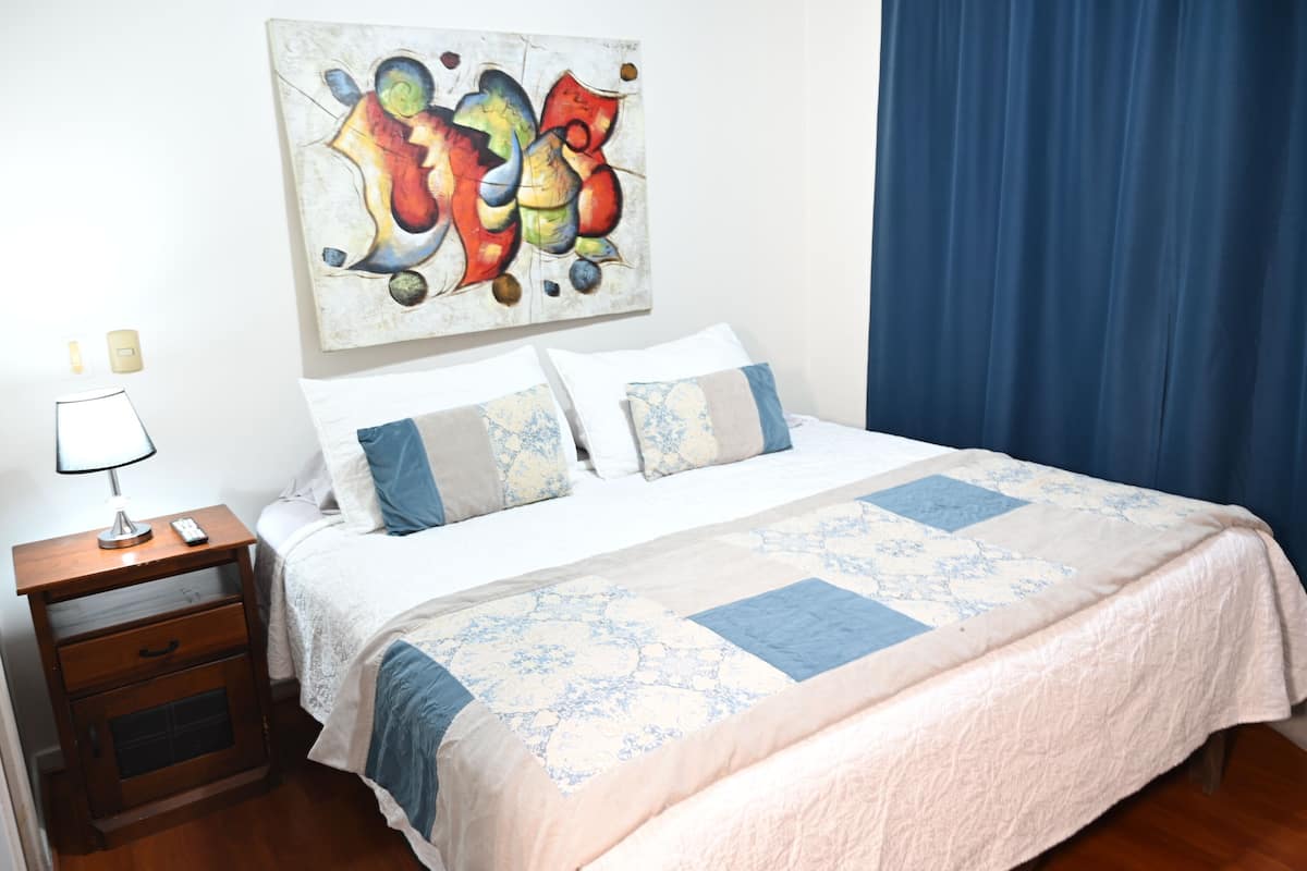 Familie appartement, meerdere bedden, bad, uitzicht op stad | 2 slaapkamers, individueel gedecoreerd, individueel gemeubileerd