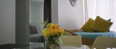 Căn hộ Deluxe, nhiều giường, không hút thuốc, quang cảnh vườn | Khu phòng khách | TV LED 42-inch có truyền hình cáp