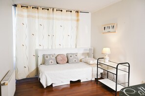 Appartamento Superior | Area soggiorno | TV LED 42 pollici con canali via cavo