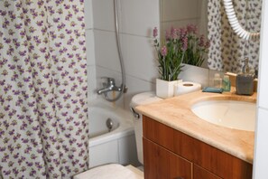 Standard-Apartment, Mehrere Betten, Nichtraucher, Kochnische | Badezimmer | Duschwanne, Haartrockner, Handtücher, Seife