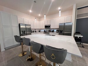 Kylskåp, mikrovågsugn, ugn och spishäll