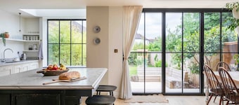 Pass the Keys | Modern 5-Bedroom Luxury Home in Watford | Close to Harry Potter Studios | FREE Parking