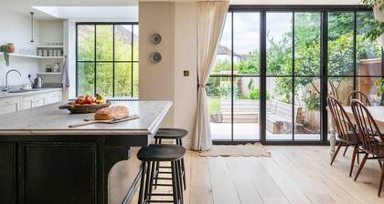 Pass the Keys | Modern 5-Bedroom Luxury Home in Watford | Close to Harry Potter Studios | FREE Parking