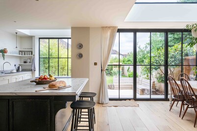 Pass the Keys | Modern 5-Bedroom Luxury Home in Watford | Close to Harry Potter Studios | FREE Parking