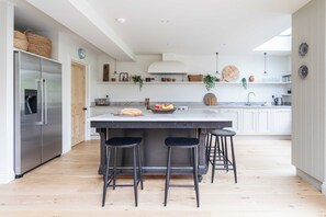 Kühlschrank, Mikrowelle, Ofen, Geschirrspüler