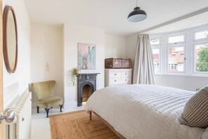5 bedrooms, iron/ironing board, free WiFi, bed sheets
