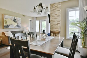 Dining - Garden View Suite with Jacuzzi tub & Full Kitchen (Shanty Bay)