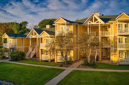 Garden View Suite with Jacuzzi tub & Full Kitchen