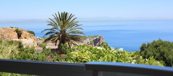 Charming Seaside Retreat with Panoramic Views in Belyounech