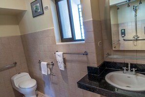 Shower, towels, soap, shampoo - Girasol apartotel jaco beach (Jacó)