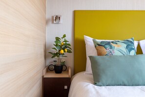 2 bedrooms, in-room safe, desk, iron/ironing board