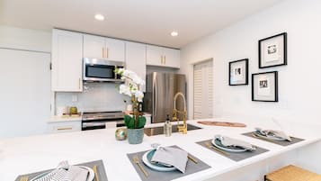 Microondas, horno, parrilla de estufa y lavavajillas