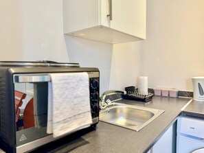 Fridge, microwave, oven, toaster - Trendy Studio Near Tube in Shepherd’s Bush Hotspot - Pass the Keys (London)