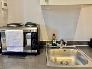 Een koelkast, een magnetron, een oven, een broodrooster