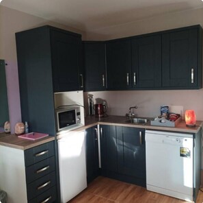 Chalet | Cuisine privée | Réfrigérateur, micro-ondes, plaque de cuisson, lave-vaisselle