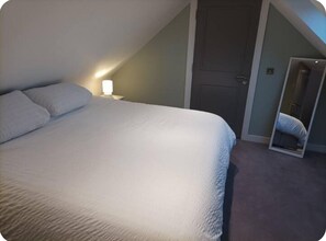 1 habitación, tabla de planchar con plancha, wifi gratis y ropa de cama 