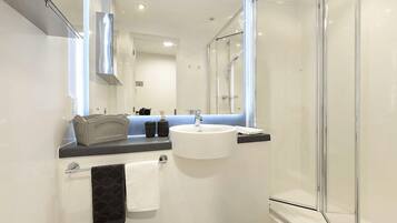 Basic Single Room, Non Smoking | Bathroom