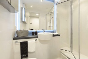 Basic Single Room, Non Smoking | Bathroom - For Students Only Bright Ensuite at St Mungo's in Glasgow (Glasgow)