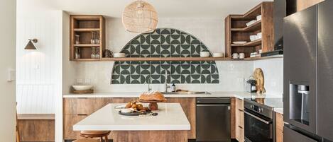 Microwave, oven, dishwasher, coffee/tea maker