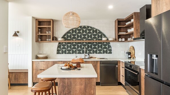 Microondas, horno, lavavajillas y cafetera y tetera