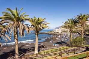 Una spiaggia nelle vicinanze