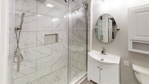 Dusj, hårføner og håndklær