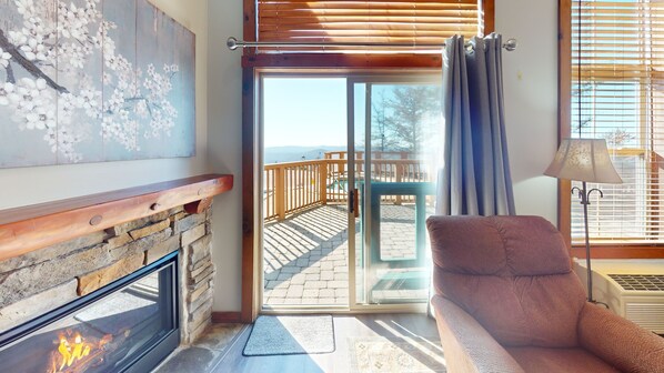 テレ�ビ、暖炉