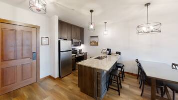 Réfrigérateur, micro-ondes, four, cafetiÚre/bouilloire