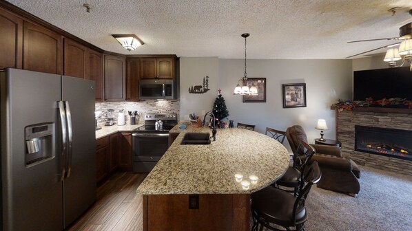 Een koelkast, een magnetron, een oven, een vaatwasser