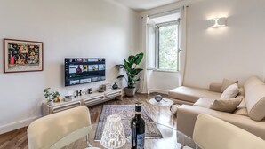 Living area - DELUXE Suite, stunning view of the Tiber River. Top floor with elevator (Roma)