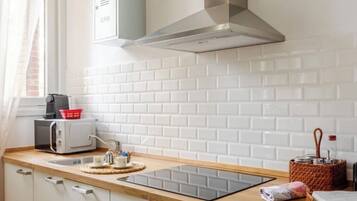 KĂŒhlschrank, Mikrowelle, Herdplatte, GeschirrspĂŒler