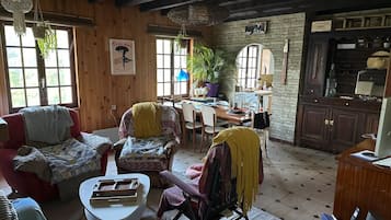 Smart TV, fireplace, video games